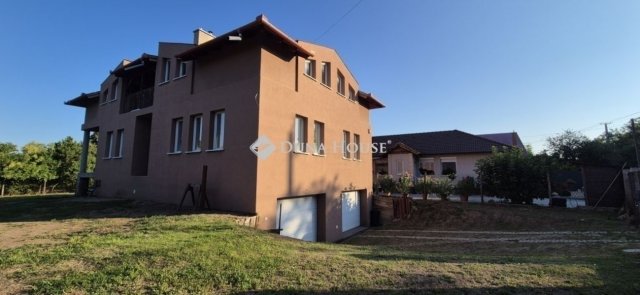 Eladó családi ház, Monoron 164.9 M Ft, 5 szobás