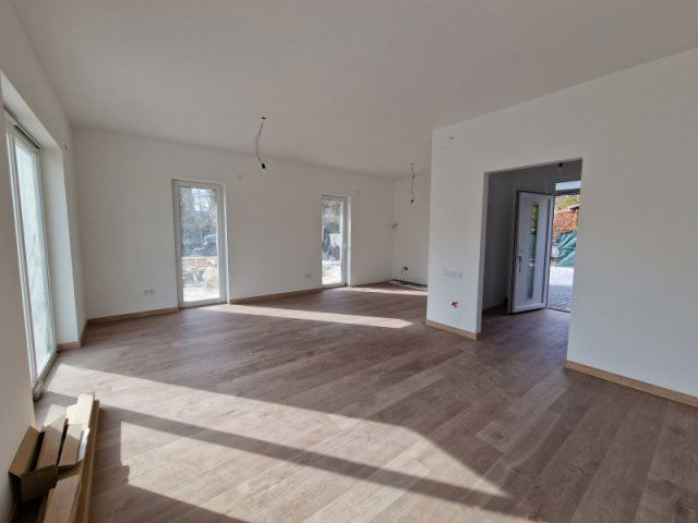 Eladó téglalakás, Csopakon 170 M Ft, 5 szobás