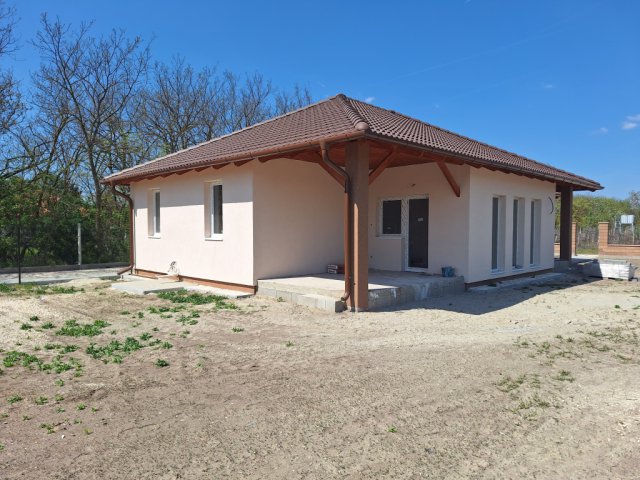 Eladó családi ház, Kiskunlacházán 92.9 M Ft, 4 szobás