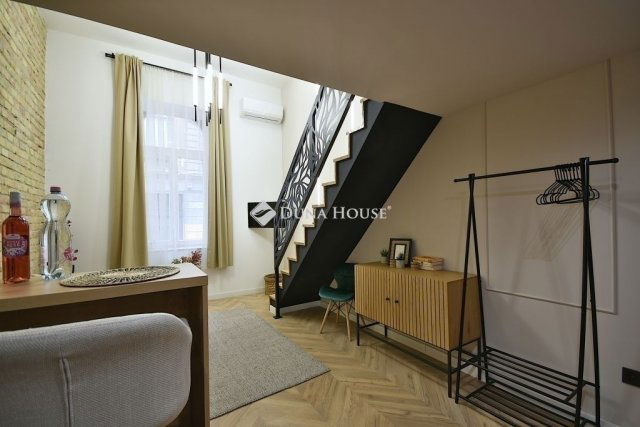 Eladó téglalakás, Budapesten, VI. kerületben 53.5 M Ft, 1 szobás