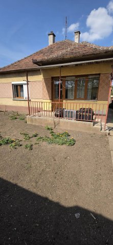 Eladó családi ház, Dunaújvárosban 59 M Ft, 2 szobás