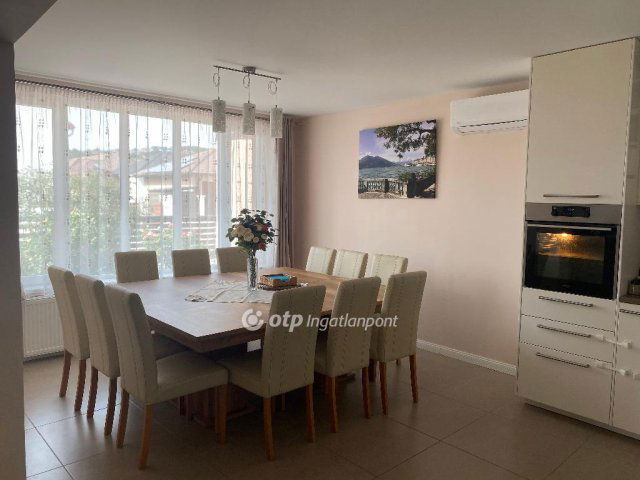 Eladó családi ház, Velencén 220 M Ft, 4 szobás