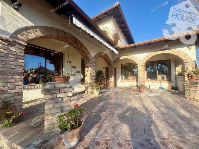 Eladó családi ház, Lajosmizsén 100 M Ft, 4 szobás