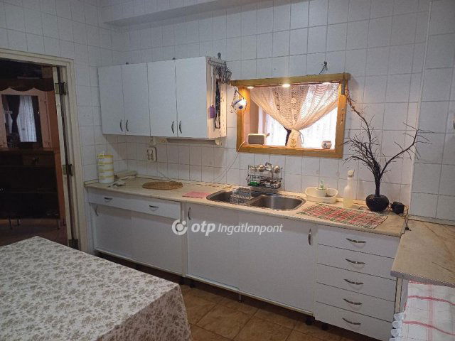 Eladó családi ház, Nagykanizsán 250 M Ft, 10 szobás