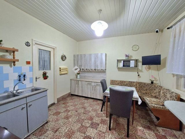 Eladó családi ház, Soponyán 38.5 M Ft, 2 szobás