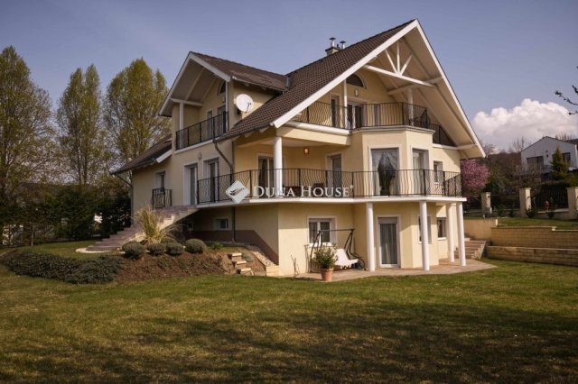 Eladó családi ház, Telkin 399 M Ft, 8 szobás