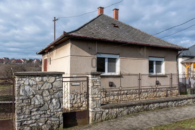 Eladó családi ház, Móron 42.9 M Ft, 2 szobás