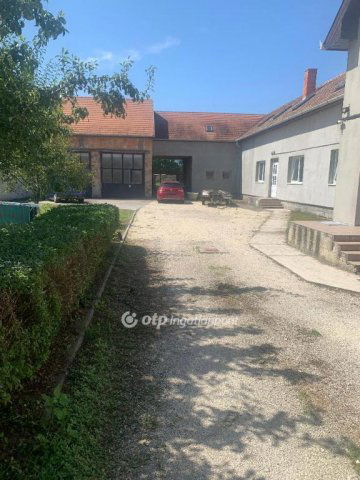 Eladó családi ház, Pápán 129 M Ft, 10 szobás