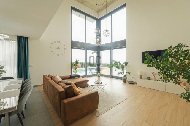 Eladó családi ház, Vácon 349.9 M Ft, 7 szobás