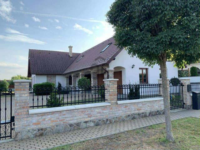 Eladó családi ház, Pápán 149 M Ft, 6 szobás