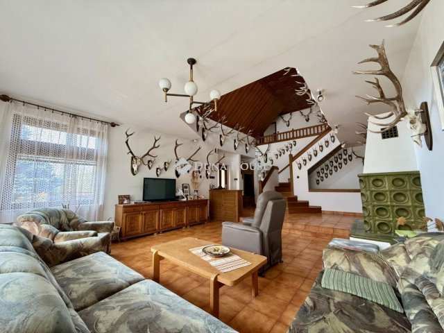 Eladó családi ház, Szentjakabfán 147 M Ft, 9 szobás