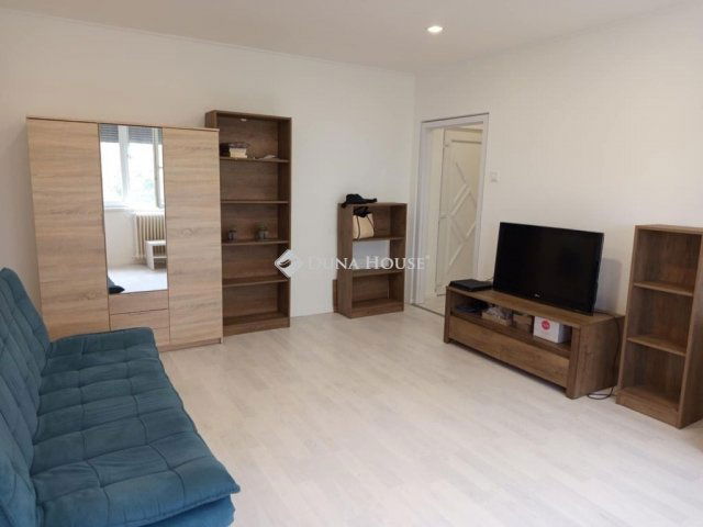 Eladó panellakás, Komlón 25.9 M Ft, 2 szobás