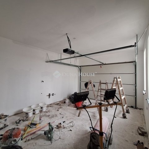 Eladó ikerház, Tinnyén 124.9 M Ft, 4 szobás