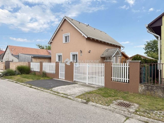 Eladó családi ház, Ercsiben 84.9 M Ft, 5 szobás