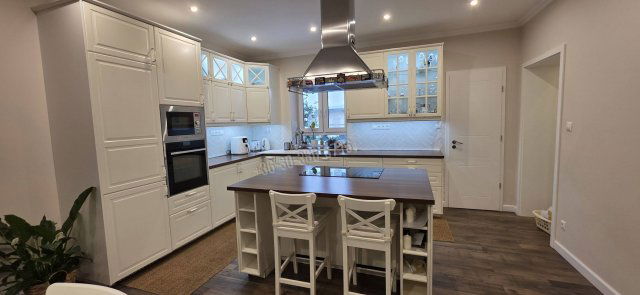 Eladó családi ház, Dunaújvárosban 229 M Ft, 5 szobás