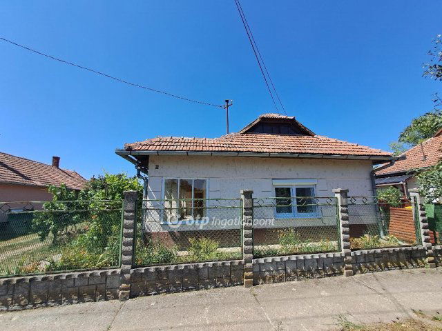 Eladó családi ház, Füzesgyarmaton 10 M Ft, 2 szobás