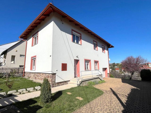 Eladó családi ház, Pécsett 139.9 M Ft, 4 szobás