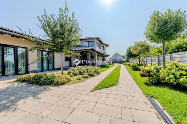 Eladó családi ház, Üllőn 299 M Ft, 6 szobás