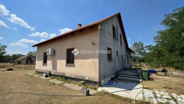 Eladó családi ház, Cegléden 92 M Ft, 6 szobás