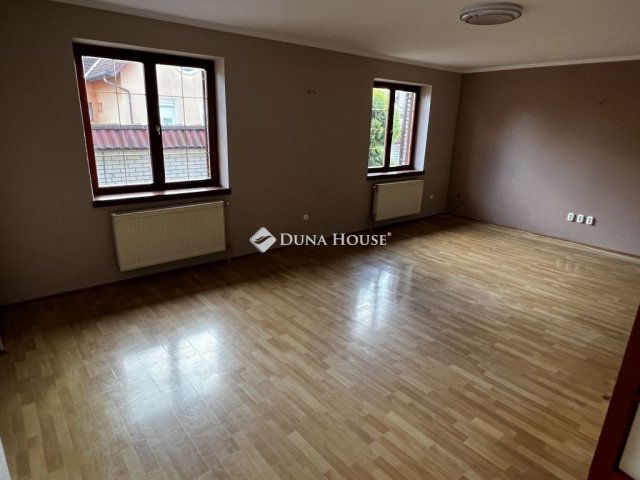 Eladó családi ház, Dunaújvárosban 119.9 M Ft, 7 szobás