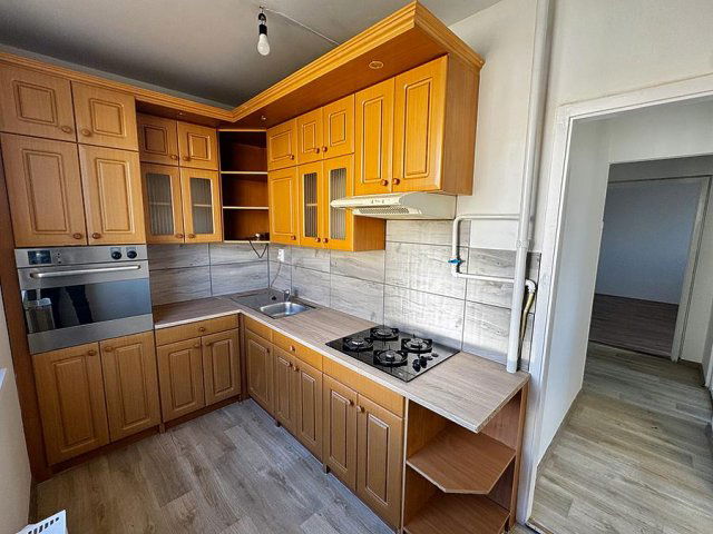 Eladó panellakás, Budapesten, III. kerületben 63.9 M Ft