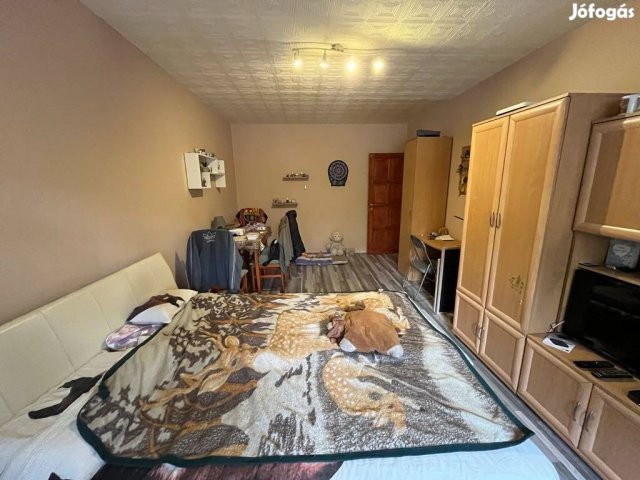Eladó panellakás, Dunaújvárosban 37.99 M Ft, 3 szobás