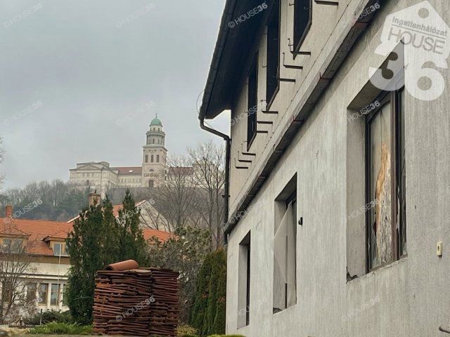 Eladó üzlethelyiség, Pannonhalmán 420 M Ft