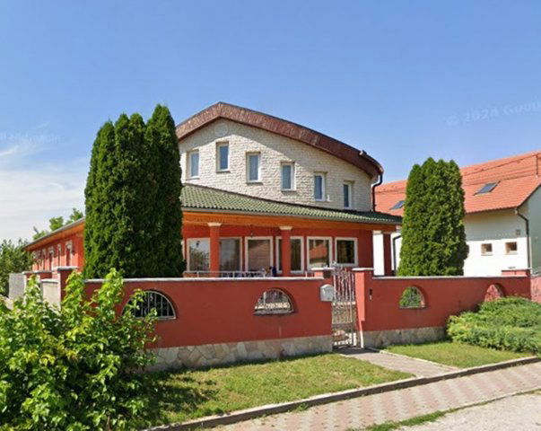 Eladó családi ház, Pécsett 60 M Ft, 5 szobás