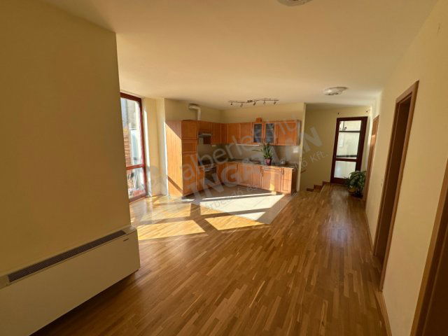 Kiadó téglalakás, albérlet, VI. kerületben, Benczúr utcában