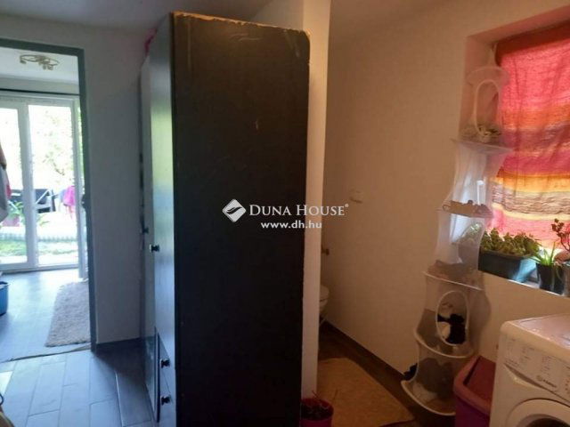 Eladó családi ház, Pécsett 16 M Ft, 1 szobás