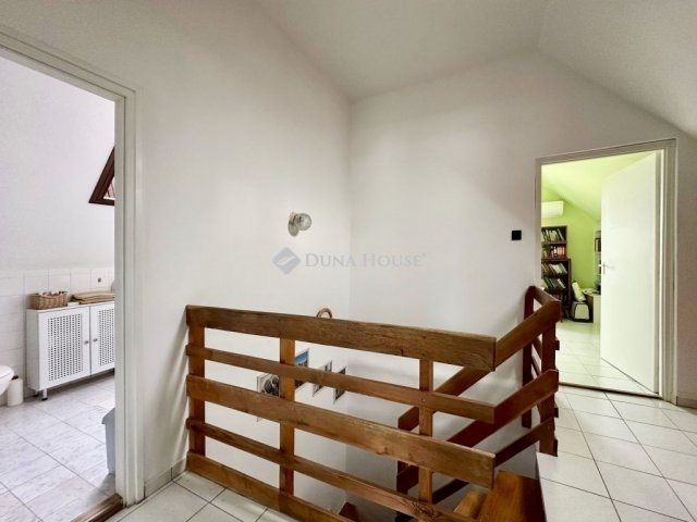 Eladó téglalakás, Pécsett 99 M Ft, 5 szobás