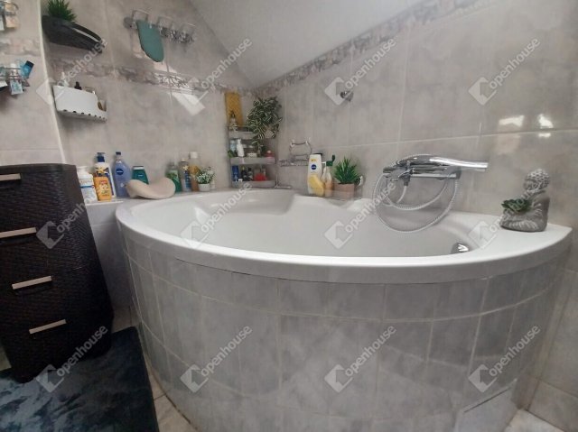 Eladó családi ház, Debrecenben 220 M Ft, 3 szobás