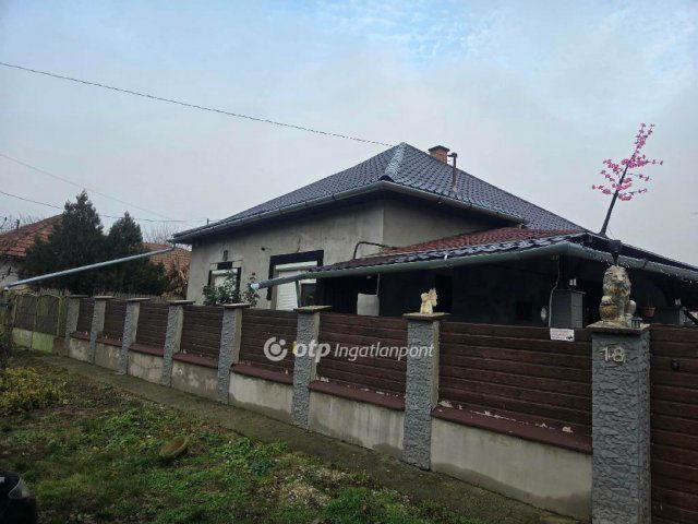 Eladó családi ház, Fegyverneken 26.99 M Ft, 2+2 szobás