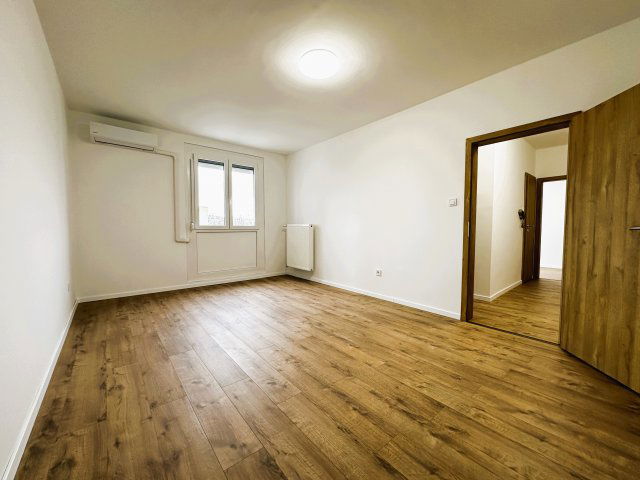 Eladó panellakás, Pécsett 54.9 M Ft, 2 szobás