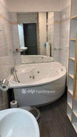 Eladó családi ház, Felsőpakonyban 109.8 M Ft, 6+1 szobás