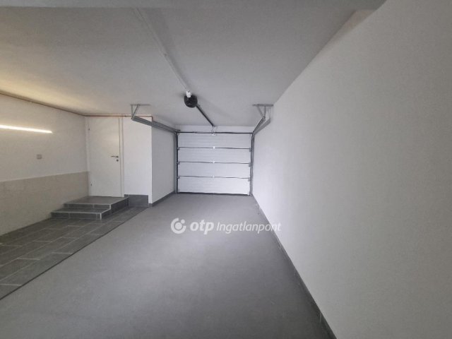 Eladó családi ház, Pápán 114.5 M Ft, 3+1 szobás