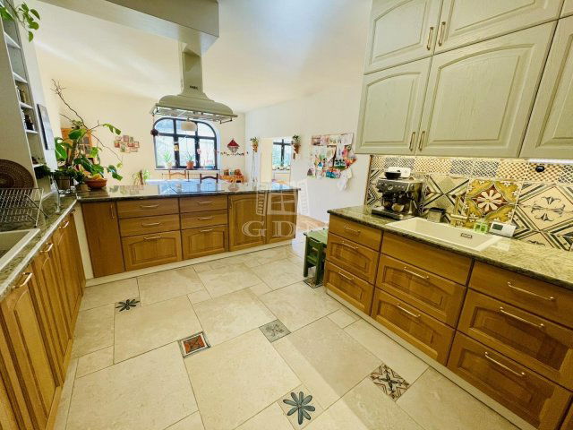 Eladó családi ház, Vácon 179 M Ft, 6+1 szobás