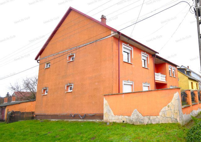 Eladó családi ház, Bábolnán 190 M Ft, 11 szobás