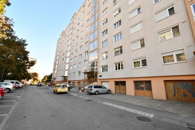 Eladó panellakás, Székesfehérvárott 42 M Ft, 1 szobás