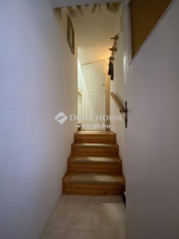 Eladó téglalakás, Veszprémben 79.99 M Ft, 3+3 szobás