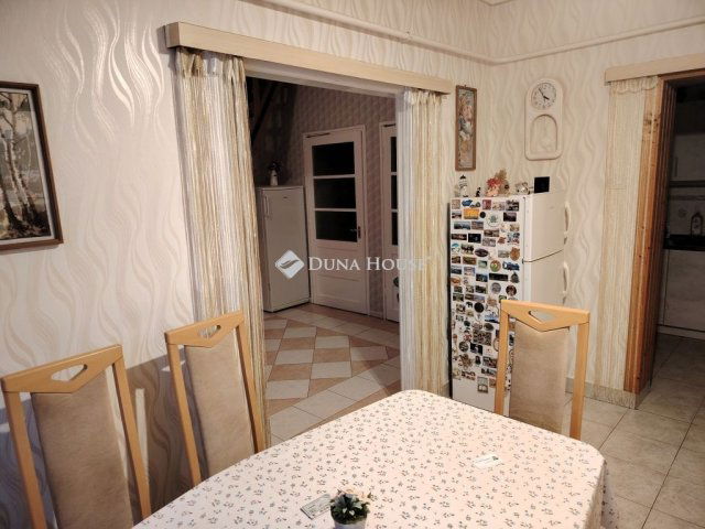 Eladó családi ház, Kisbéren 49.9 M Ft, 6 szobás