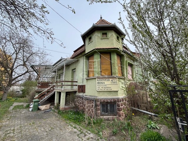 Eladó családi ház, Komáromban 53.9 M Ft, 4 szobás