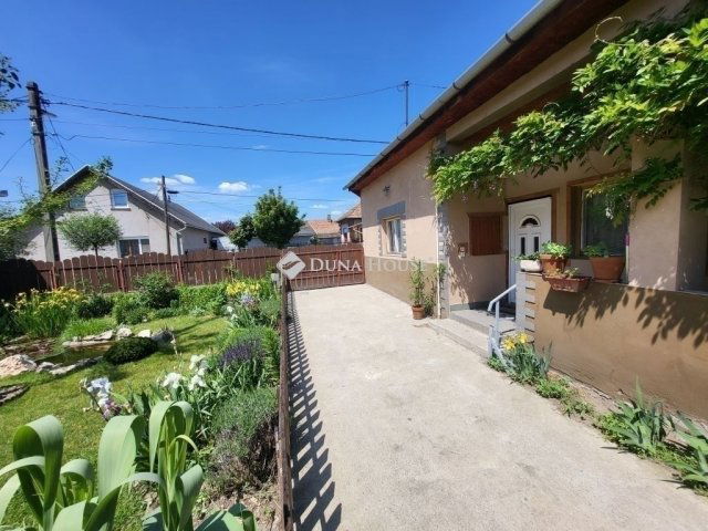 Eladó családi ház, Vecsésen 88 M Ft, 5 szobás