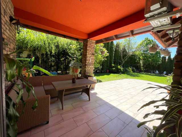 Eladó családi ház, Vácon 194.9 M Ft, 5 szobás