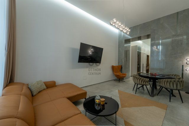 Eladó téglalakás, Budapesten, V. kerületben, Párizsi utcában