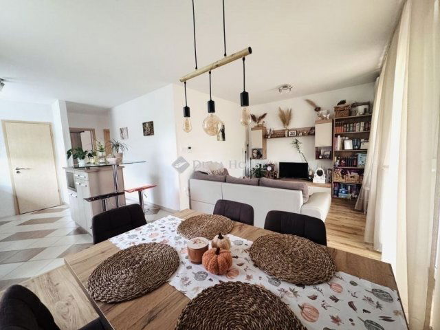 Eladó téglalakás, Pécsett 65.9 M Ft, 3 szobás