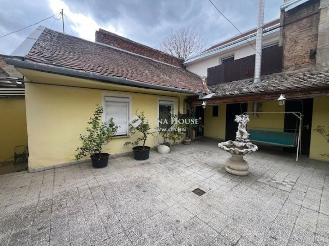 Eladó családi ház, Pécsett 65 M Ft, 4 szobás