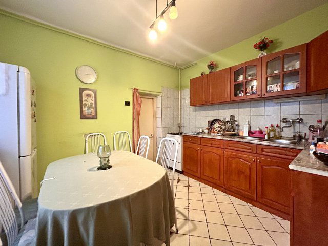 Eladó családi ház, Komáromban 70 M Ft, 5 szobás