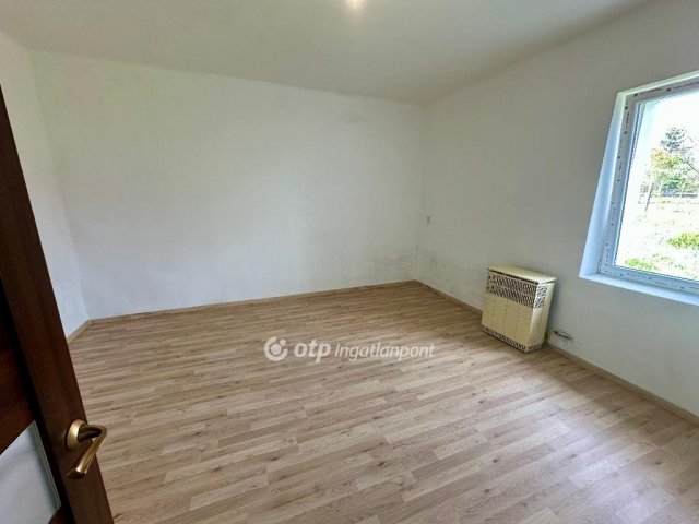 Eladó családi ház, Pándon 40 M Ft, 2 szobás