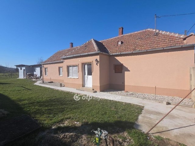 Eladó családi ház, Celldömölkön 30 M Ft, 2+1 szobás